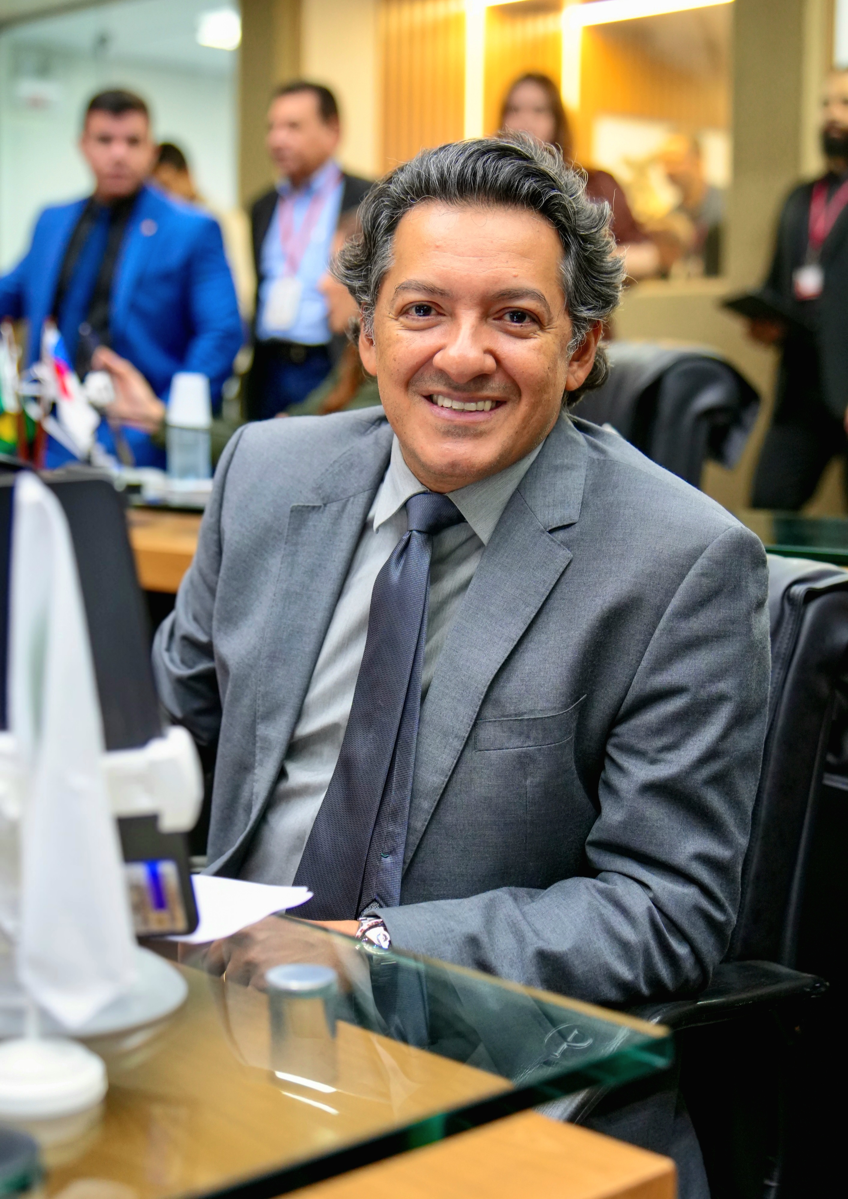 Deputado Felipe Souza sorrindo